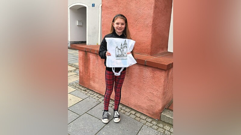Mit einer Museumstasche ausgerüstet können 9 bis 12-jährige Kinder wie Elena die spannende Vilsbiburger Stadtgeschichte selbst erforschen.