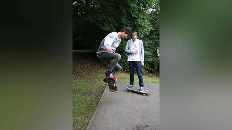 Skateboarder Jonas zeigt im Workshop verschiedene Tricks. (Foto: David Voltz)