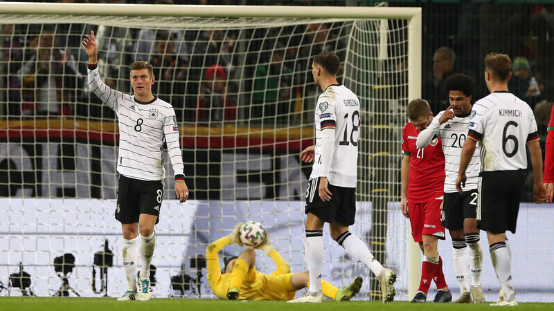 MIT EINEM DOPPELPACK hat Toni Kroos einen wesentlichen Anteil am 4:0-Sieg der deutschen Fußball-Nationalmannschaft gegen Weißrussland im EM-Qualifikationsspiel in Mönchengladbach. Der Real-Star streckt jubelnd einen Arm in die Höhe.