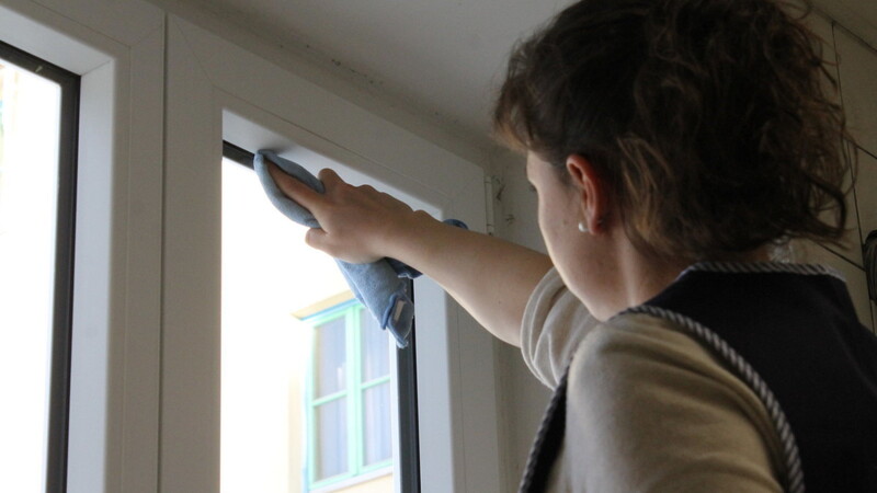 Fachlehreranwärterin Nicole Meier weiß wie: Sie faltet den Lappen zu einem Dreieck, dann erwischt sie beim Fensterputzen auch die Ecken.