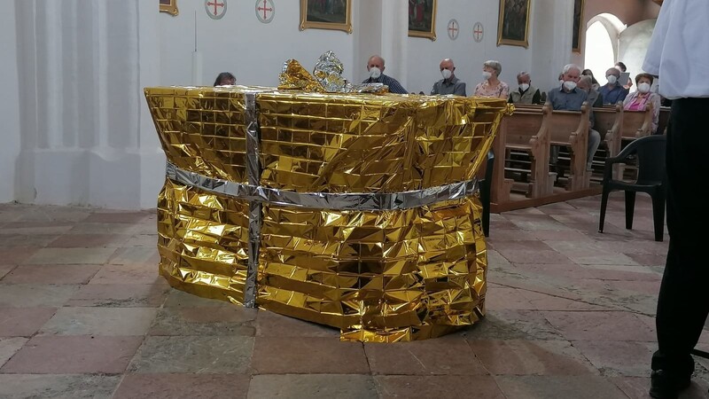 Der Altar war anlässlich der besonderen Andacht in Goldfolie verpackt. - Das Gewölbe der Kirche ist im Farbton "Landshuter Goldocker" gestrichen.