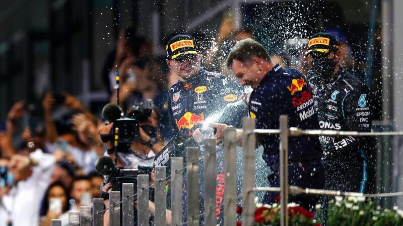 So sehen Sieger aus: Max Verstappen (l.) feiert seinen Weltmeister-Titel mit Red-Bull-Teamchef Christian Horner.