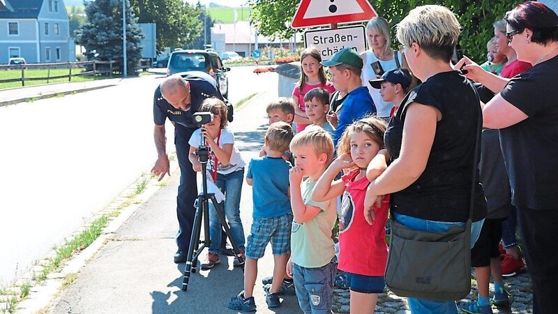 Und, zu schnell? Polizeihauptkommissar Josef Kussinger führte mit den Kindern probehalber Lasermessungen in der Gartenstraße durch.