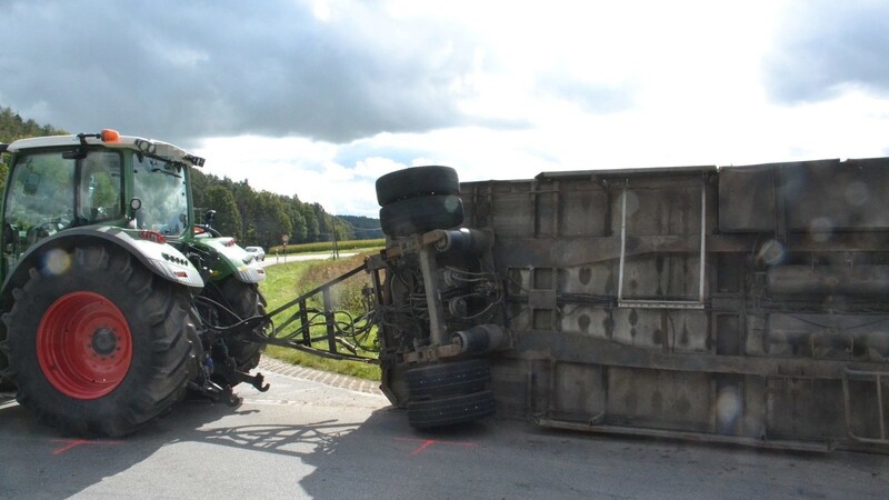 Ein Traktor, der mit etwa 250 Ferkeln beladen war, ist bei Jesendorf umgekippt.