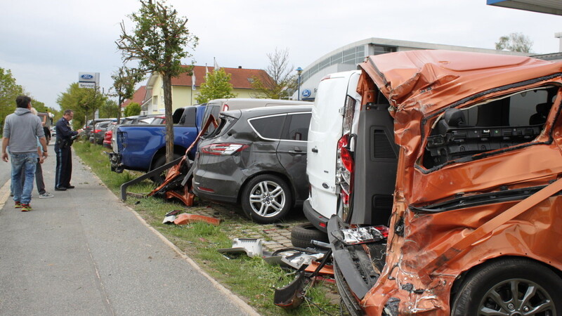 Sachschaden im sechsstelligen Eurobereich entstand an den Neuwagen und am Lastwagen, der einer Seatfahrerin ausweichen musste.