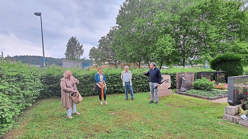 Die Plattlinger Stadträte der Freien Wähler ließen sich von Bürgermeister Andreas Moser über den Mettener Friedhof führen.