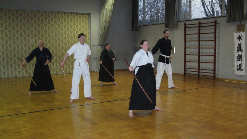 Christine (zweite von rechts) leitet das Training im Münchener Shinkendo-Dojo.