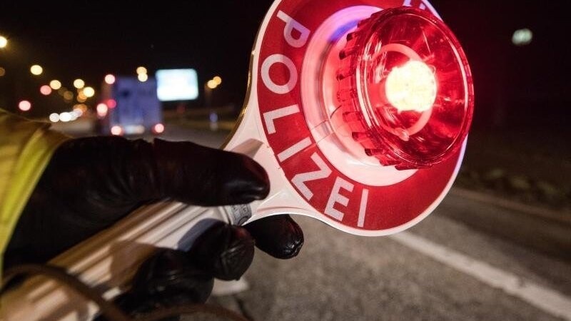 Am späten Donnerstagabend führte die Verkehrspolizei Deggendorf auf der Autobahn A3 eine Großkontrolle durch. (Symbolbild)