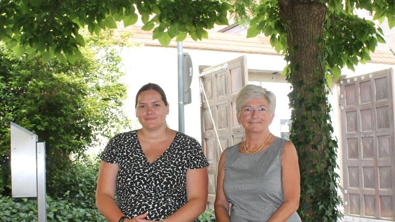 Fast idyllisch im Hof des Rathauses: Karin Meyer besuchte ihre Nachfolgerin als Ordnungsamtsleiterin, Carolin Ippisch.