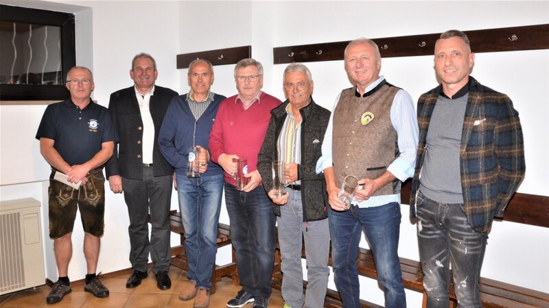 Die Skiabteilung ehrte Gründungsmitglieder: (von links) Abteilungsleiter Günter Krüner, Bürgermeister Toni Schmid, die Geehrten Engelbert Altweck, Willi Hartmann, Willi Altweck und Heinrich Krüner sowie TSV-Vorstand Rudi Arnold.