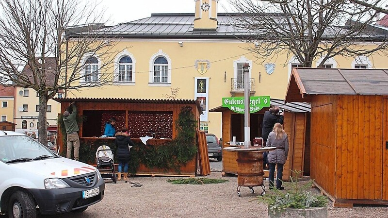 Die Buden für den Weihnachtsmarkt in Vejda wurden am Mittwoch am Stadtplatz aufgestellt und festlich geschmückt.