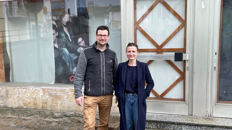 Paul Roßberger und Evi Lemberger freuen sich, dass schon bis zum Sommer etliche Schaufenster im Ortskern als Ausstellungsfläche genutzt werden.