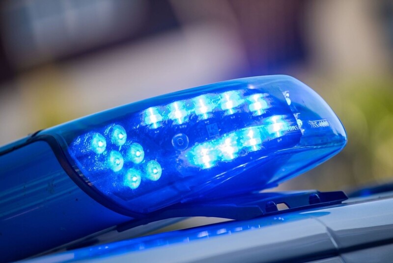 Die Polizei hat am Dienstagnachmittag zwei Männer in Landshut kontrolliert, nachdem sie beobachtete, wie sie Karten an geparkte Autos verteilt haben. (Symbolbild) 