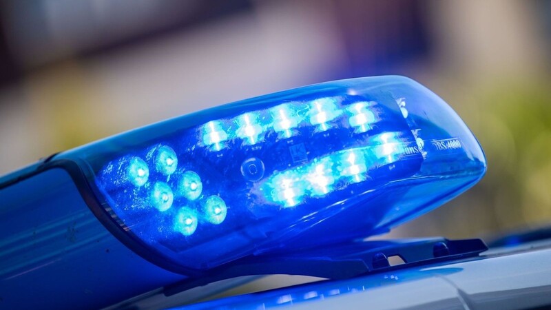 Die Polizei hat am Dienstagnachmittag zwei Männer in Landshut kontrolliert, nachdem sie beobachtete, wie sie Karten an geparkte Autos verteilt haben. (Symbolbild)