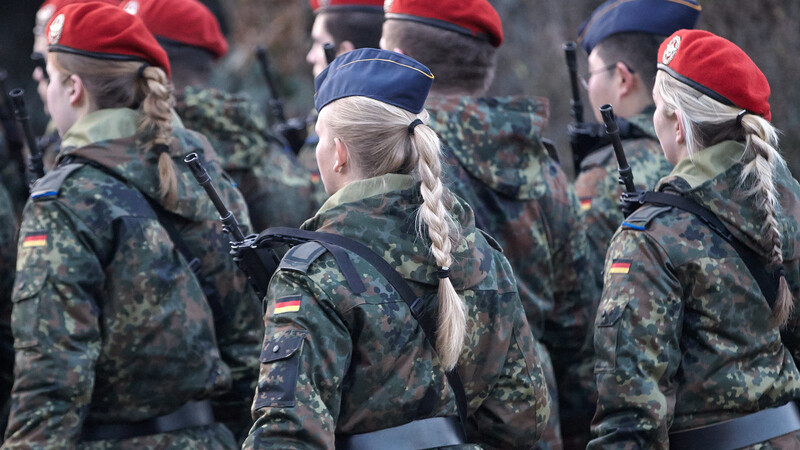 Frauen stehen seit 2001 alle Laufbahnen in der Bundeswehr offen. (Foto: Thomas Frey/dpa)