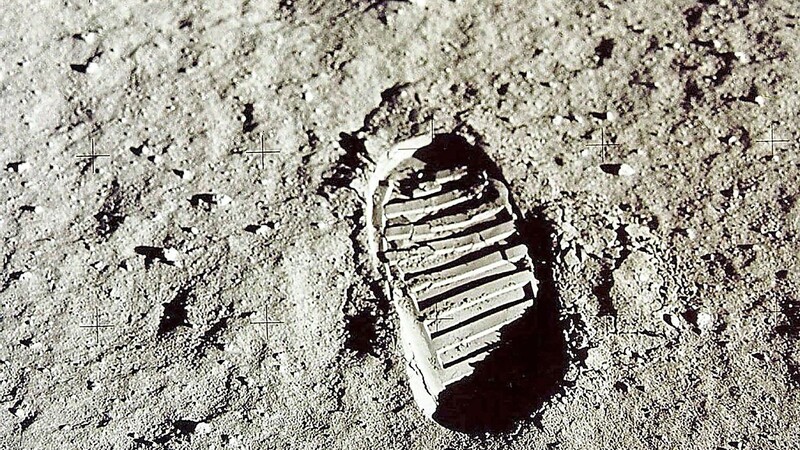 Ein Fußabdruck von Buzz Aldrin auf dem Mond.