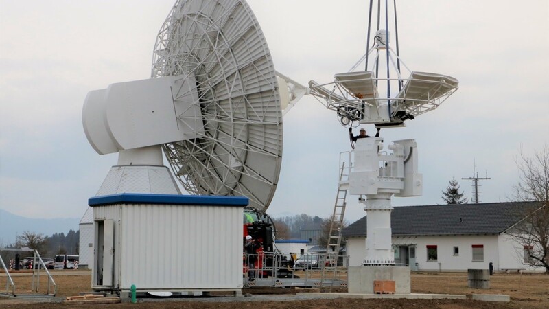 Der Spiegel des neuen Radioteleskops wird mit einem Kran auf die Teleskopfuß gesetzt. In Wettzell geht bald eine von weltweit drei speziellen Sonnenbeobachtungsstationen in Betrieb.