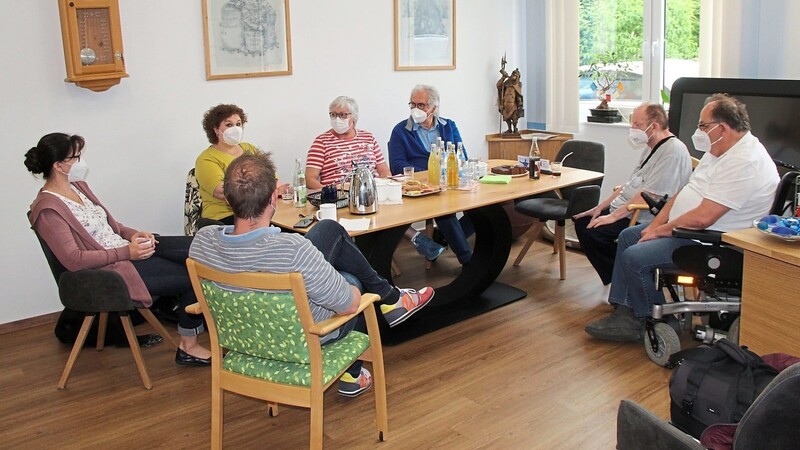 Reges Gespräch im Seniorenheim Gschwendner mit Rodings Bürgermeisterin Alexandra Riedl (zweite von links).