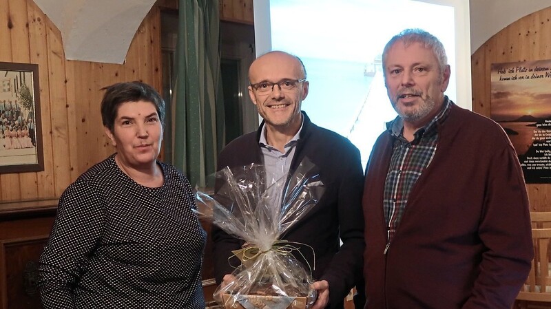 Monika Auer und Ludwig Rothmayr bedankten sich bei Dr. Herbert Wollner.