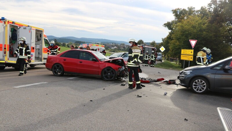 Bei dem Unfall am Freitagnachmittag bei Ast wurden drei Personen verletzt.