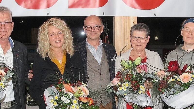 Vorsitzender Johann Berger (2. v. l.) und Kassier Martin Bortenschlager (4. v. l.) ehrten die engagierten Helfer (v. l.) Kurt Stanglmeier, Ingrid Neumayer, Christine Eckert, Suzi van Thüll und Annette Wulf-Strycharz und überreichten Blumen.