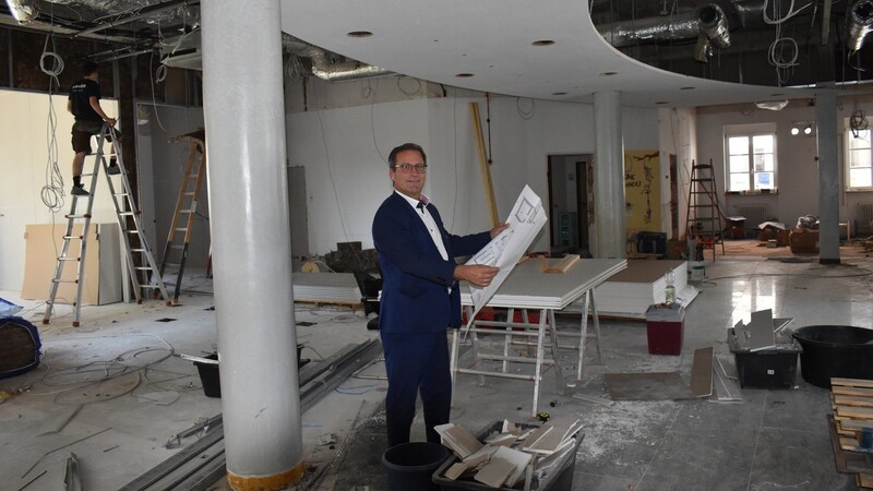 Wild sieht es in der künftigen Eingangshalle aus: Vorstandsmitglied Ludwig Frischmann ist für den Umbau letztlich verantwortlich.