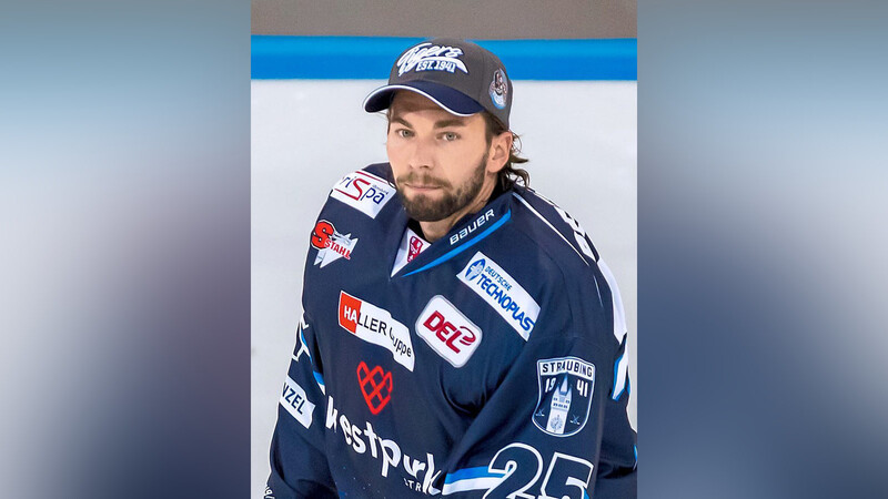 Sebastian Vogl trägt auch in der kommenden Eishockey-Saison das Trikot der Straubing Tigers.