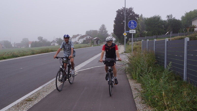 Stefan Englbrecht (links) und Dr. Klaus Landendinger auf dem neuen Radweg, der von Haarbach nach Pirken führt.