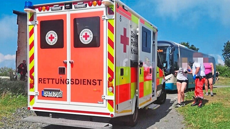 Der Rettungswagen des Bayerischen Roten Kreuzes holte die Verletzte am Čerchov ab.