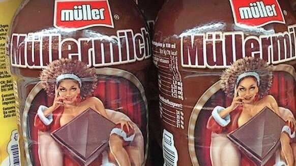 Müllermilch wirbt in seiner aktuellen Weihnachtsedition mit leicht bekleideten Frauen. Das kommt nicht bei allen gut an.