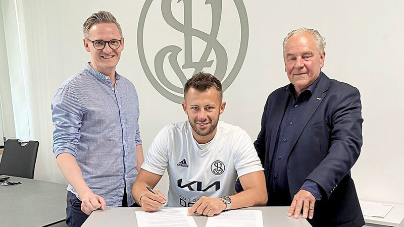 TINTE IST TROCKEN: Stephan König stürmt in der neuen Landesligasaison für die "Spiele" - über den Deal freuen sich natürlich Sportvorstand Benedikt Neumeier und SVL-Boss Manfred Maier.