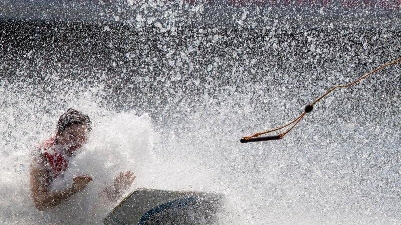Ein Wakeboardfahrer stürzt bei einer Runde auf der Wasserskianlage sicher nicht ganz ungern ins erfrischende Wasser.
