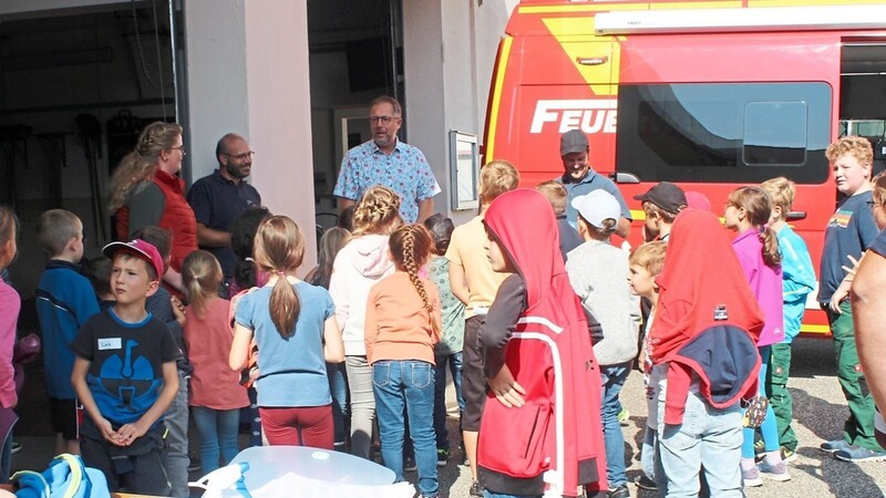Für die Kinder gab es beim Kindernachmittag der Freiwilligen Feuerwehr Mallersdorf viel zu erfahren. Hinten von links: Julia Putz, Kommandant Franz Rohrmaier und Bürgermeister Christian Dobmeier.