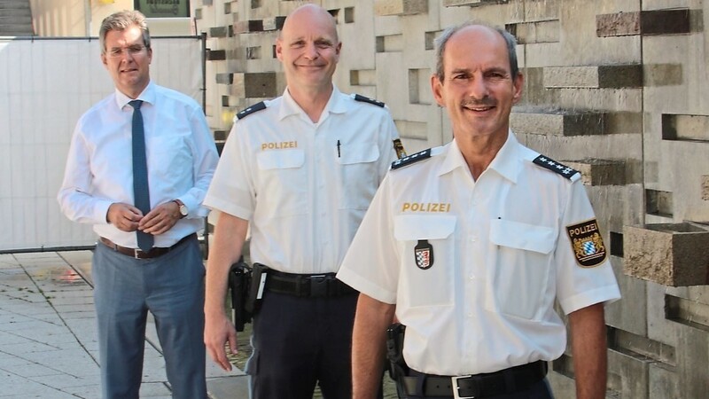Dienststellenleiter der Polizeiinspektion Plattling Elmar Kastl, Polizeioberkommissar Wolfgang Klampfl und Bürgermeister Hans Schmalhofer die Formierung der Sicherheitswacht ist ihnen eine Herzensangelegenheit.