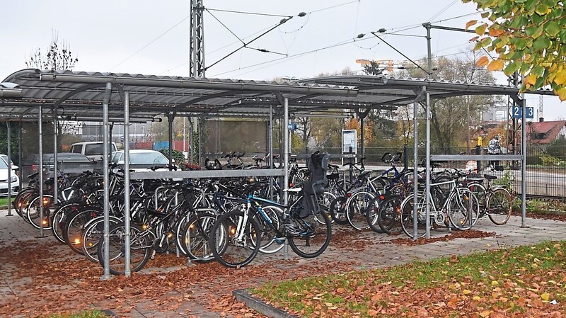 Momentan gibt es insgesamt 95 Fahrradstellplätze am Bahnhof, die meisten davon sind überdacht.
