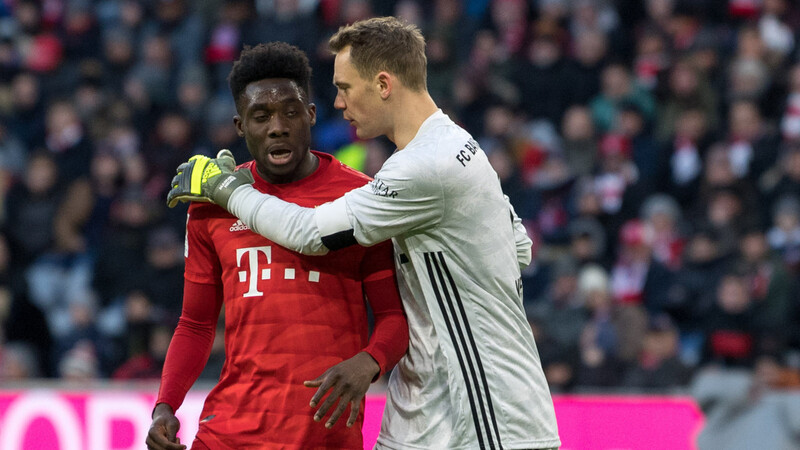 Bayern Kapitän Manuel Neuer (rechts) lobt Alphonso Davies (links).