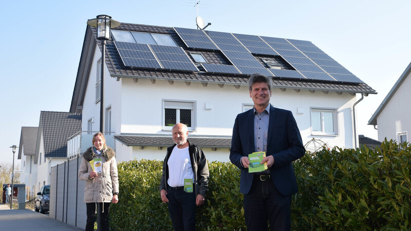 Klimaschutzmanagerin Melanie Falkenstein (v. l.), Josef Hellinger und Energie- und Umweltreferent Dr. Michael Stanglmaier warben vor der PV-Anlage auf dem Dach für das neue Förderprogramm.