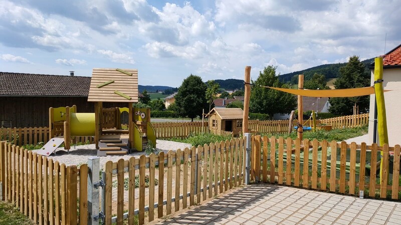 Im Bereich der Kinderkrippe sind im südlichen Areal, abgetrennt vom Kindergartenbereich, wurden mehrere schöne Spielgeräte aufgestellt.