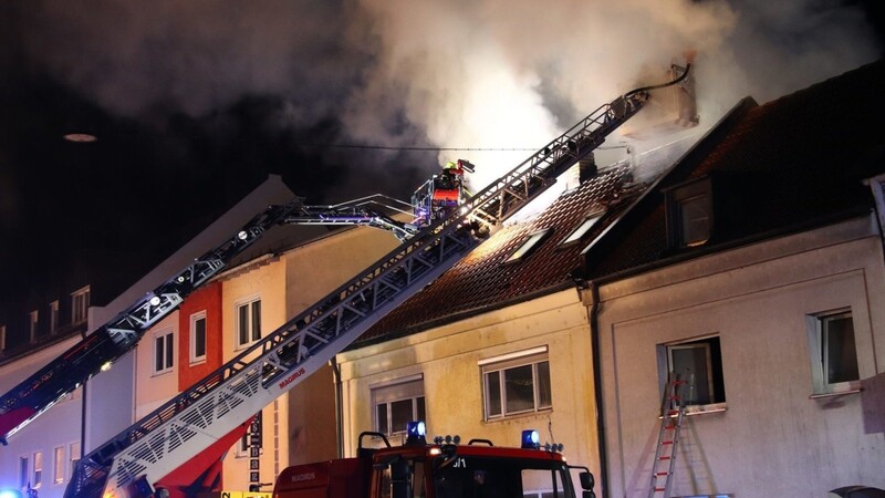 Am Donnerstag ist um 2 Uhr ein Dachstuhl in Plattling in Brand geraten.