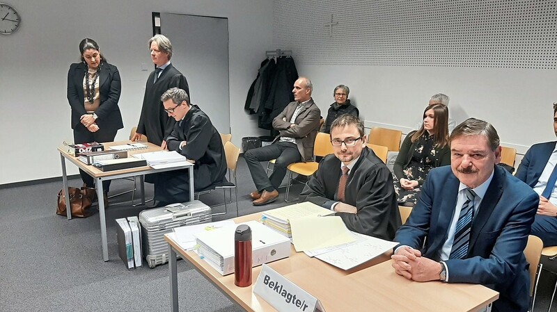 Stefanje Weinmayr mit ihren Anwälten Benno Ziegler und Andreas Feuersinger (links im Bild) sowie Stadtdirektor Andreas Bohmeyer mit Anwalt Stephan Weiß bei der gestrigen Verhandlung vor der Berufungskammer des Landesarbeitsgerichts.