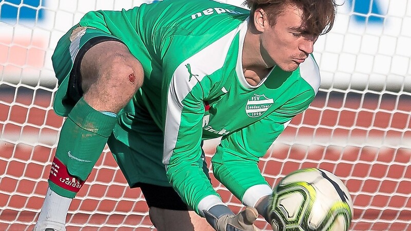 Lorenz Becherer (18) gab am 30. August im Bezirksliga-Heimspiel gegen den TSV Langquaid sein Punktspiel-Debüt im Tor des FSV Landau und ist der jüngste Torhüter der Liga.