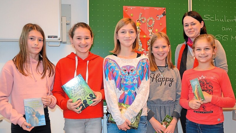 Studienrätin Alexandra Knott gratulierte den fünf besten Vorleserinnen der 6. Klassen am Gymnasium um Schulsiegerin Lena Hobmeier (3.v.l.).