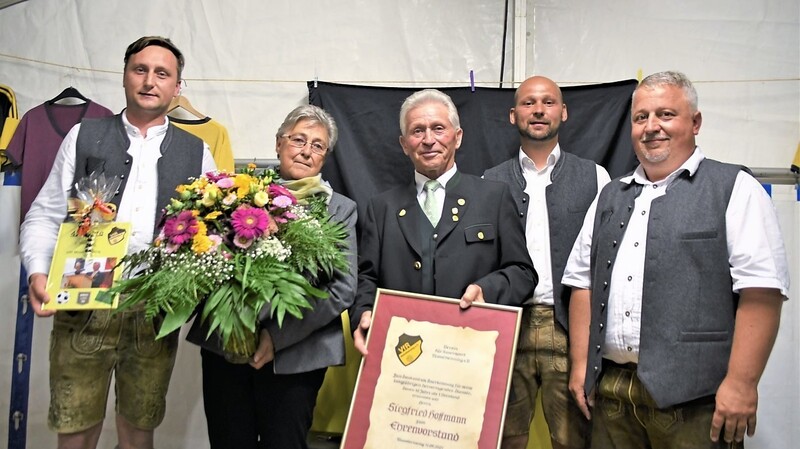 Ehrenvorstand Siegfried Hoffmann mit Frau Brigitte und den drei neuen Vorständen.