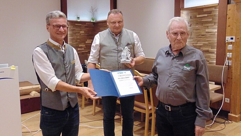 Staatsminister Bernd Sibler, der selbst für 30 Jahre Treue ausgezeichnet wurde, und CSU-Ortsvorsitzender Ludwig Helfrich ehrten Hans Zeitzler für 60 Jahre Mitgliedschaft in der Partei.