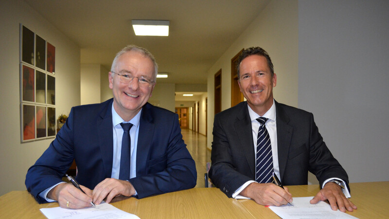 Oberbürgermeister Alexander Putz (links) mit dem neuen Geschäftsführer des Klinikums Landshut, Dr. Philipp Ostwald.