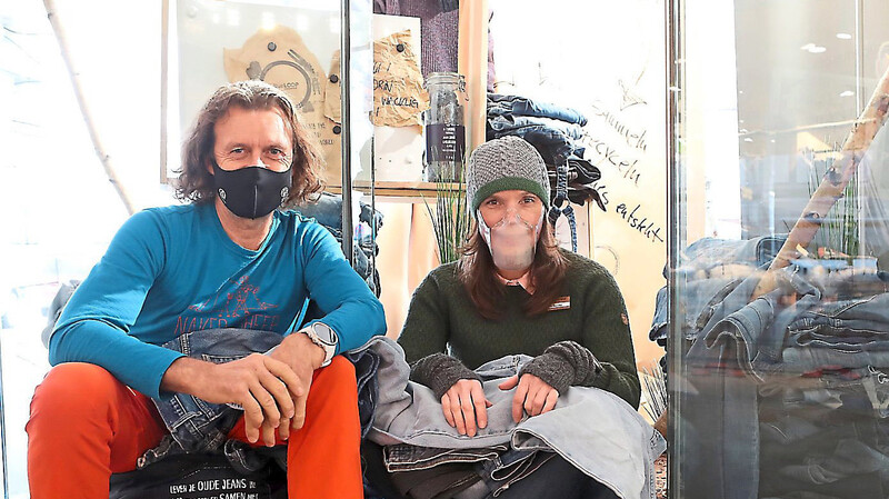 Armin Dantl und Katja Mendel vom Alpenstrand mit einem Teil der gespendeten Jeans. Um die 500 dürften sie bereits zum Recycling gebracht haben.