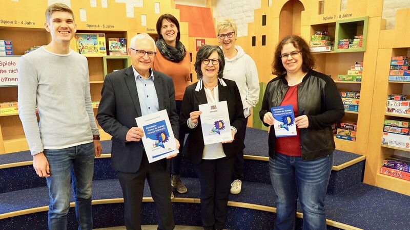 Alois Lermer (2.v.l.) und Hannelore Christ (Mitte) freuen sich mit dem Team der Stadtbibliothek, Johannes Eberlein, Sonja Emmer (3.v.l.), Claudia Schmidt-Kamchen (2.v.r.) und Regina Herbst über die erneute Auszeichnung.