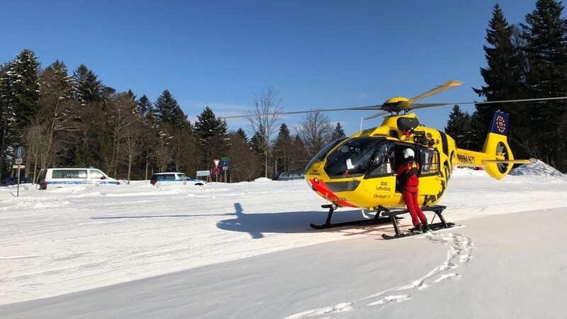 Am vergangenen Wochenende rettete die Bergwacht Deggendorf mit einem Hubschrauber eine Wanderin, die sich auf einem verschneiten Weg den Unterschenkel gebrochen hatte.