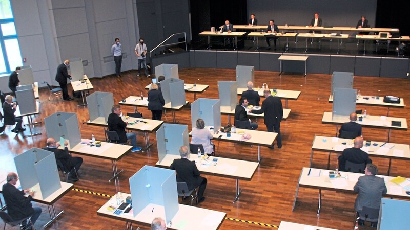 Zu seiner konstituierenden Sitzung kam der Deggendorfer Stadtrat am Montag in der Stadthalle zusammen.