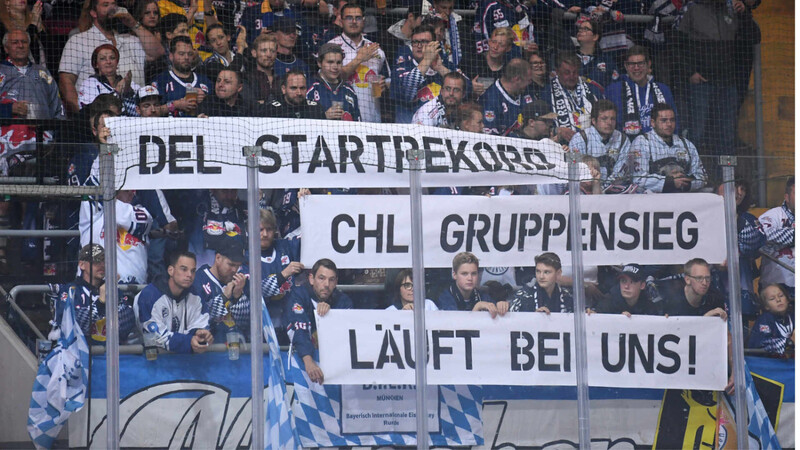 "DEL-Startrekord, CHL-Gruppensieg - es läuft bei uns", steht auf dem Plakat der Fans des EHC München.